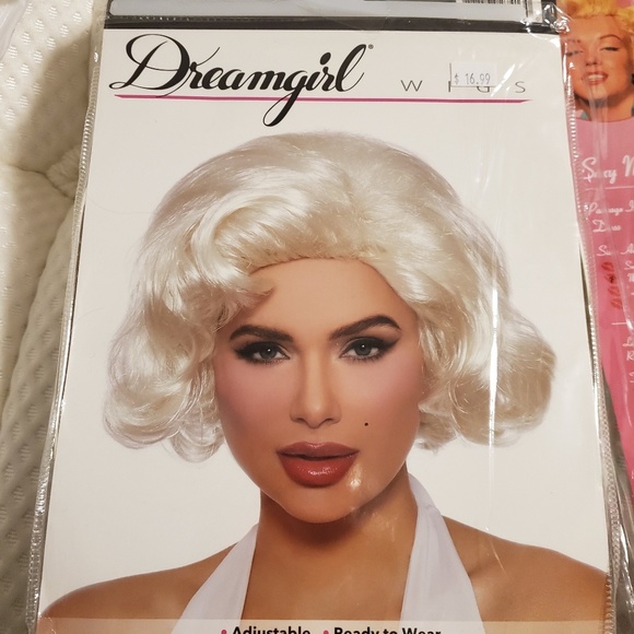 Marilyn Monroe Halloween Costume with Wig - Picture 2 of 2